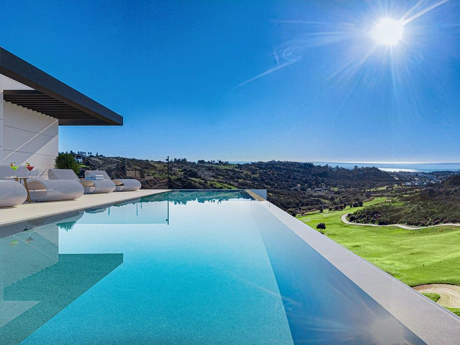 Villa for sale in Estepona