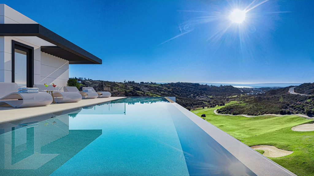 Villa for sale in Estepona