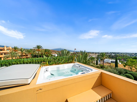 Luxury three-Bedroom Penthouse with expansive Sea Views in Four Seasons