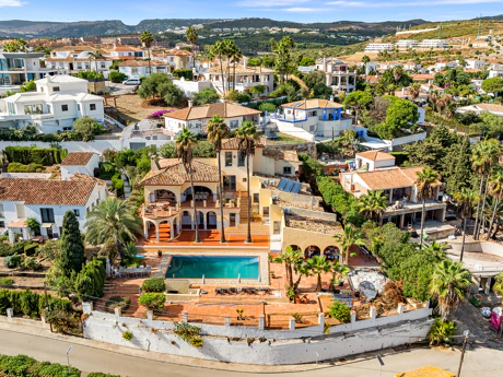 Magnificent Andalusian Villa with Scandinavian Touch and Sea Views in Estepona West