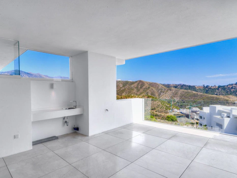 Exclusive Palo Alto Apartment, Marbella – Luxury with Mountain & Sea Views