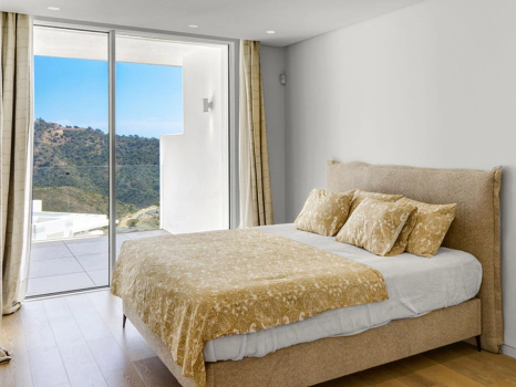 Exclusive Palo Alto Apartment, Marbella – Luxury with Mountain & Sea Views