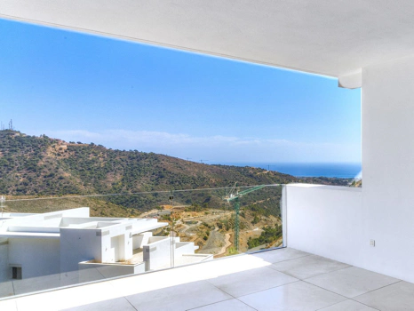 Exclusive Palo Alto Apartment, Marbella – Luxury with Mountain & Sea Views