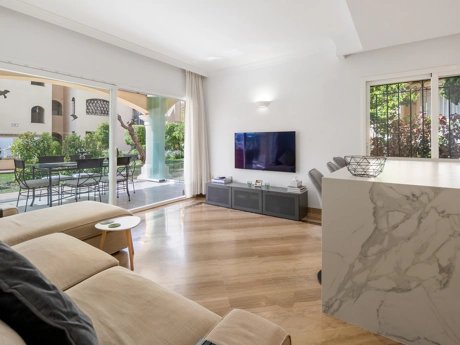 Elegant Ground Floor Apartment with Garden Access in Hacienda Elviria