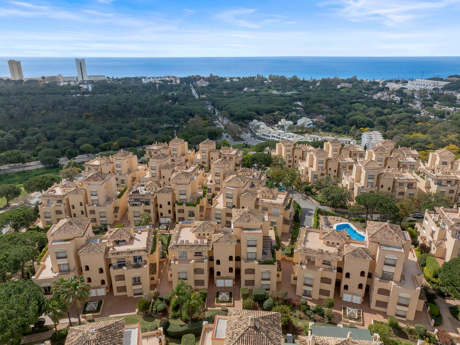 Elegant Ground Floor Apartment with Garden Access in Hacienda Elviria