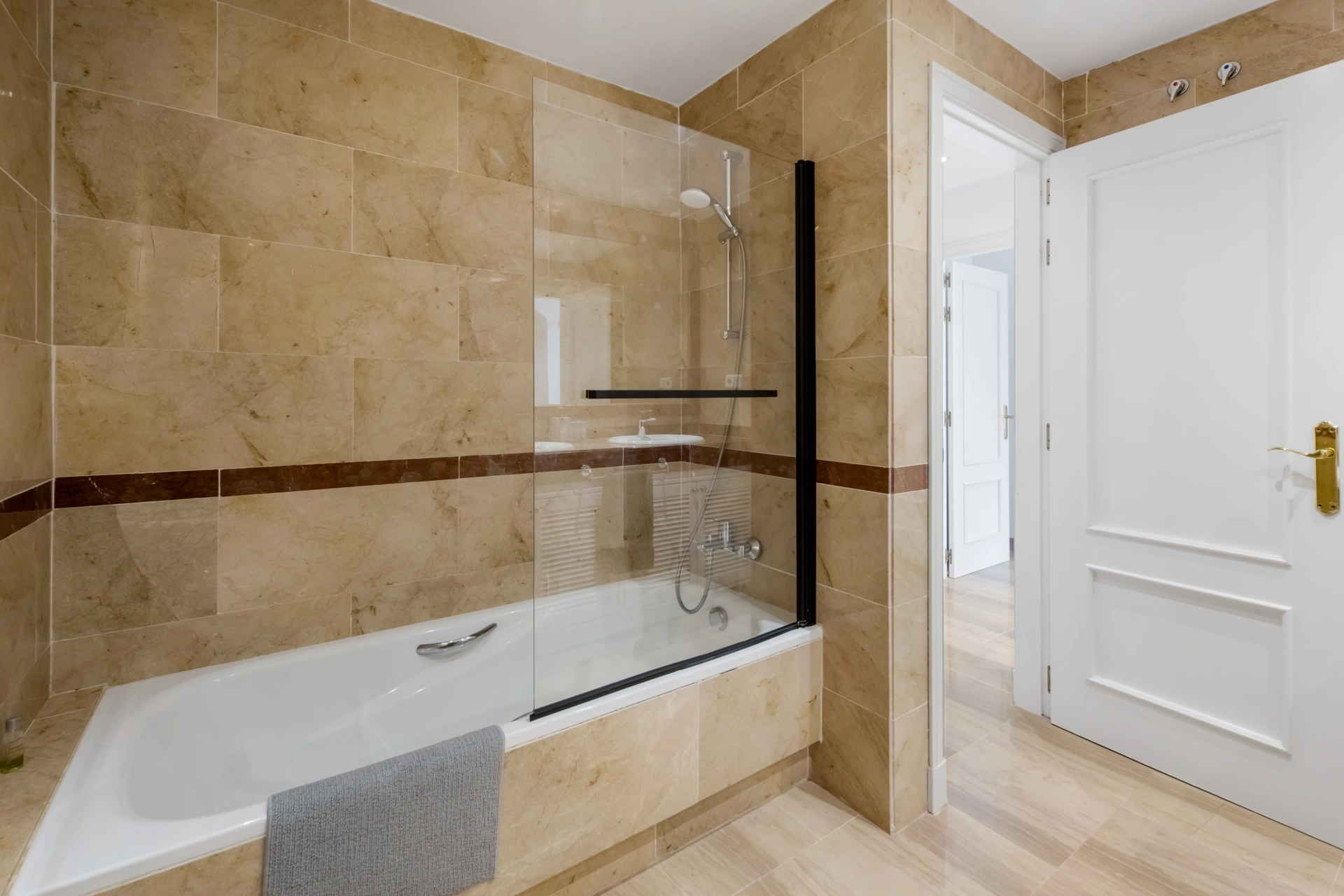 Ground Floor Apartment for sale in Hacienda Elviria, Marbella East