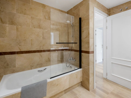 Elegant Ground Floor Apartment with Garden Access in Hacienda Elviria