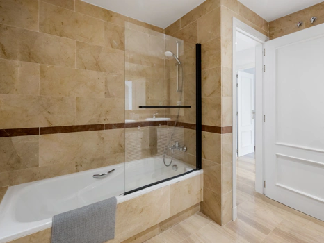 Elegant Ground Floor Apartment with Garden Access in Hacienda Elviria