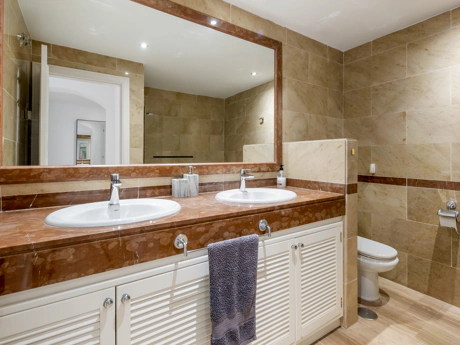 Elegant Ground Floor Apartment with Garden Access in Hacienda Elviria