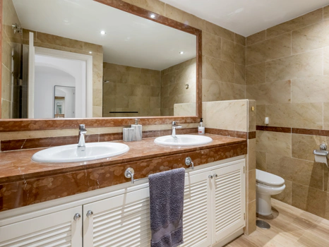 Elegant Ground Floor Apartment with Garden Access in Hacienda Elviria