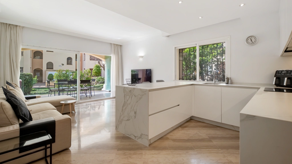 Elegant Ground Floor Apartment with Garden Access in Hacienda Elviria