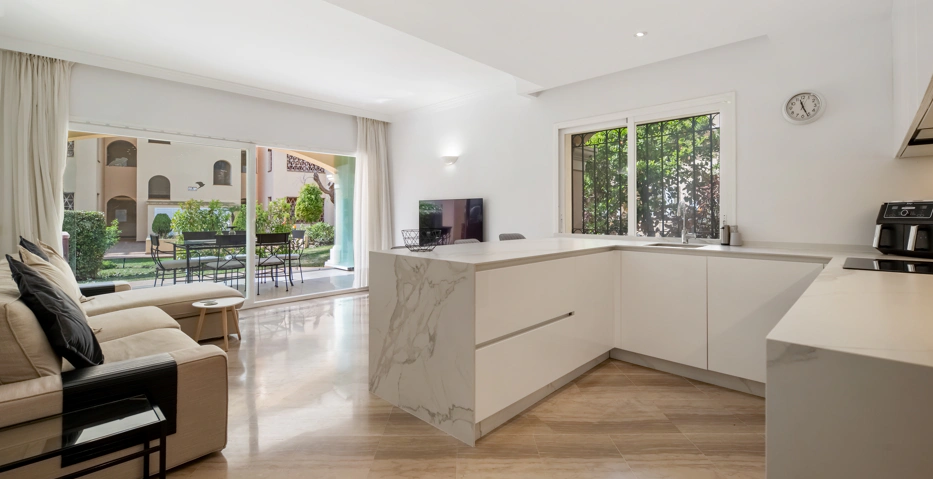 Elegant Ground Floor Apartment with Garden Access in Hacienda Elviria