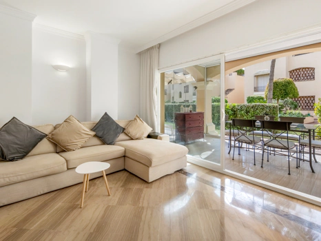 Elegant Ground Floor Apartment with Garden Access in Hacienda Elviria