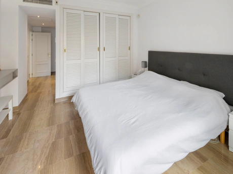 Elegant Ground Floor Apartment with Garden Access in Hacienda Elviria