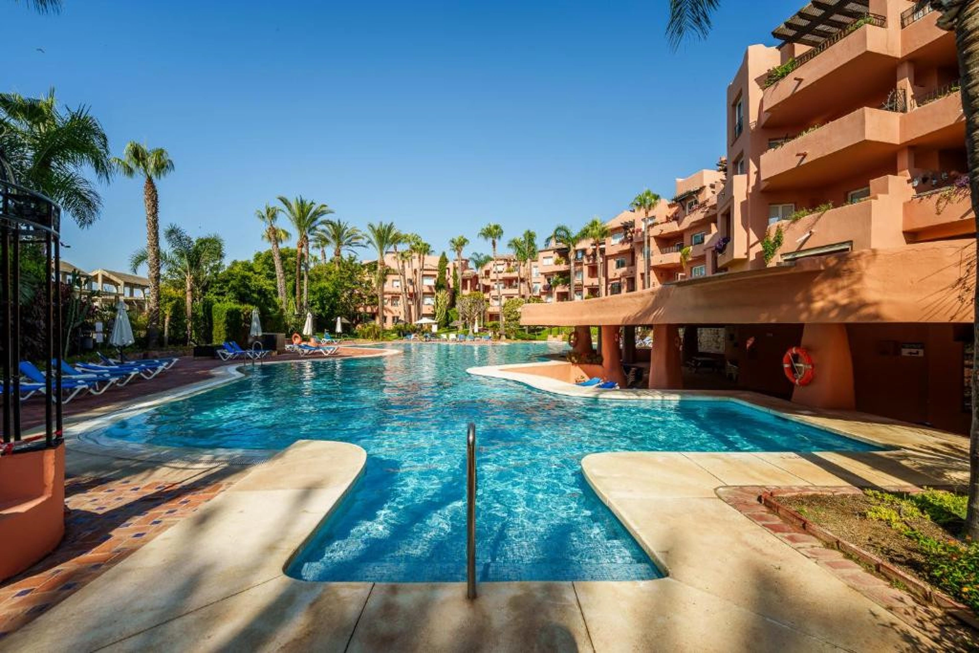 Apartment for sale in Oasis de Marbella, Marbella Golden Mile
