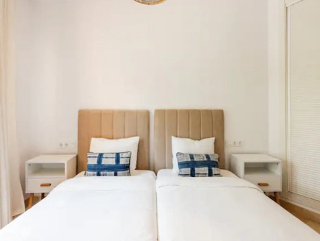 Stylish 2-Bedroom Apartment on Marbella’s Golden Mile with Gym & Underground Parking