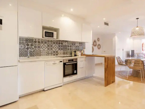 Stylish 2-Bedroom Apartment on Marbella’s Golden Mile with Gym & Underground Parking
