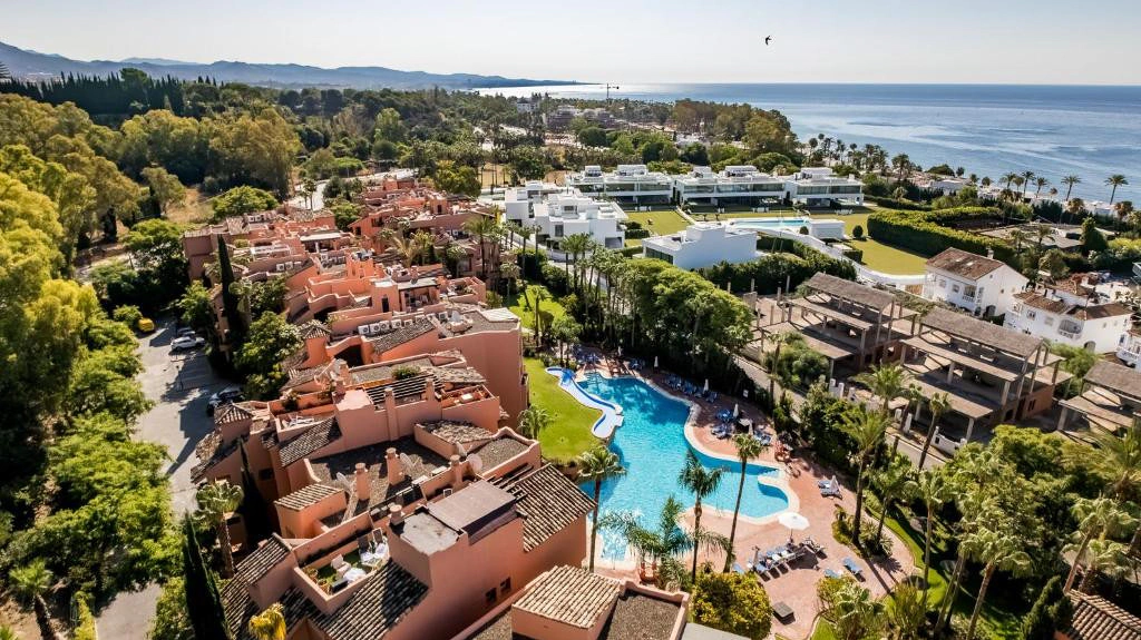 Stylish 2-Bedroom Apartment on Marbella’s Golden Mile with Gym & Underground Parking