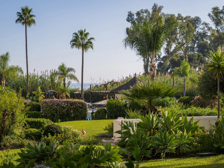 Luxury Ground Floor Apartment in Bahía del Velerín, Beachfront Between Marbella and Estepona