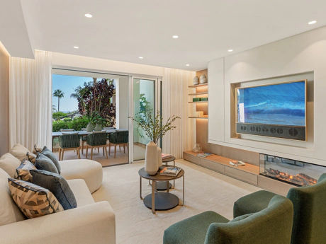 Luxury Ground Floor Apartment in Bahía del Velerín, Beachfront Between Marbella and Estepona