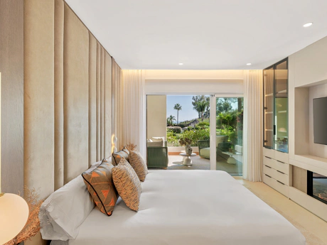 Luxury Ground Floor Apartment in Bahía del Velerín, Beachfront Between Marbella and Estepona