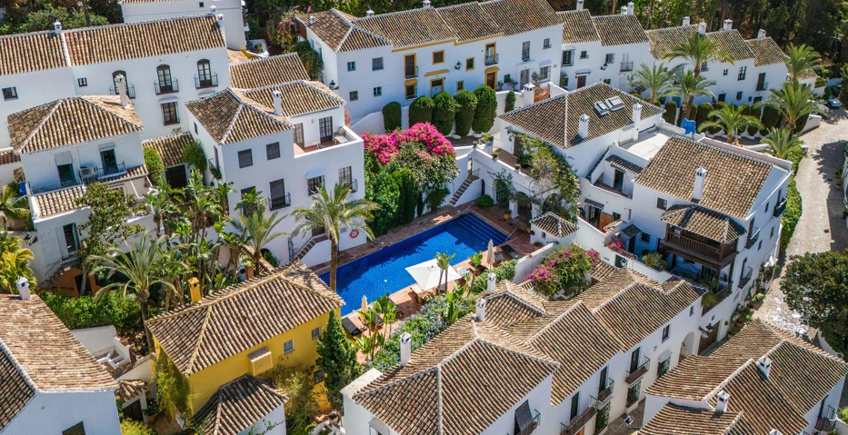 Encantadora Casa Adosada de Estilo Andaluz en Las Lomas del Marbella Club