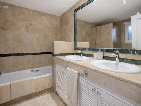 Elegant Ground Floor Apartment with Garden Access in Hacienda Elviria