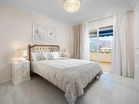 Frontline Beach Modern 2-Bedroom Apartment in Puerto Banús with Terrace & Luxury Amenities