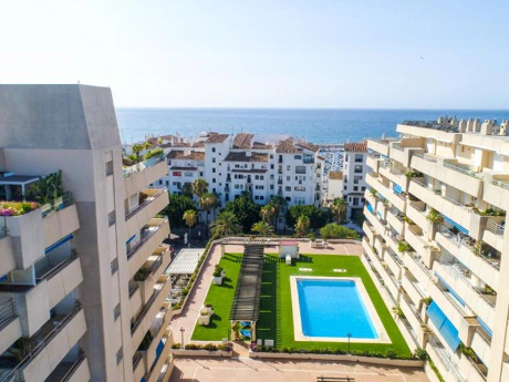 Frontline Beach Modern 2-Bedroom Apartment in Puerto Banús with Terrace & Luxury Amenities