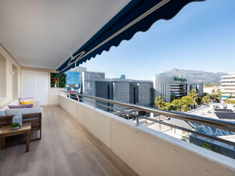 Frontline Beach Modern 2-Bedroom Apartment in Puerto Banús with Terrace & Luxury Amenities