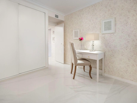 Frontline Beach Modern 2-Bedroom Apartment in Puerto Banús with Terrace & Luxury Amenities