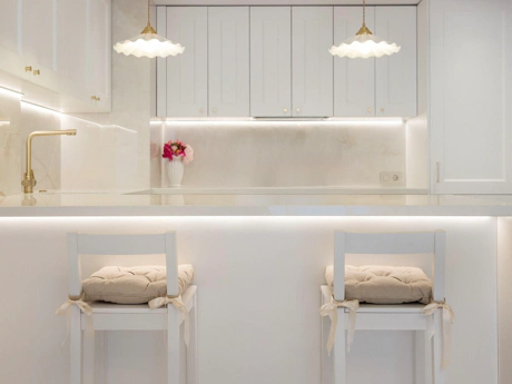 Frontline Beach Modern 2-Bedroom Apartment in Puerto Banús with Terrace & Luxury Amenities