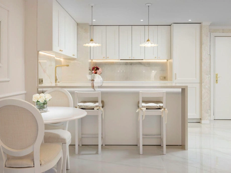 Frontline Beach Modern 2-Bedroom Apartment in Puerto Banús with Terrace & Luxury Amenities