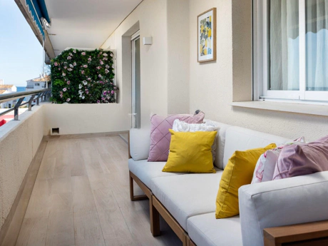Frontline Beach Modern 2-Bedroom Apartment in Puerto Banús with Terrace & Luxury Amenities