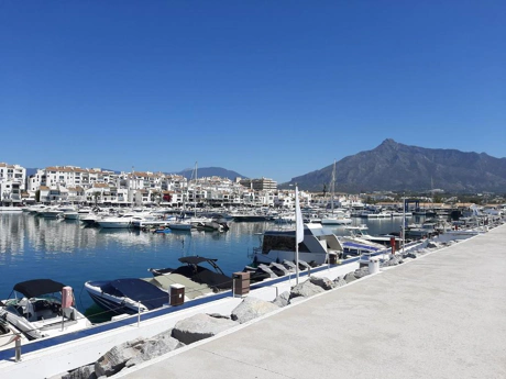 Frontline Beach Modern 2-Bedroom Apartment in Puerto Banús with Terrace & Luxury Amenities