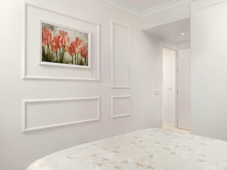 Frontline Beach Modern 2-Bedroom Apartment in Puerto Banús with Terrace & Luxury Amenities