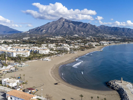 Frontline Beach Modern 2-Bedroom Apartment in Puerto Banús with Terrace & Luxury Amenities