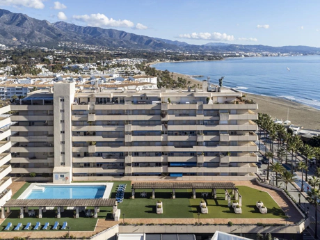 Frontline Beach Modern 2-Bedroom Apartment in Puerto Banús with Terrace & Luxury Amenities