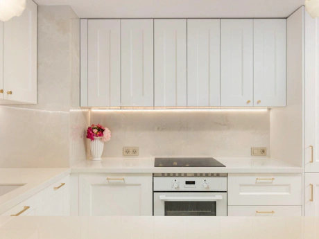 Frontline Beach Modern 2-Bedroom Apartment in Puerto Banús with Terrace & Luxury Amenities