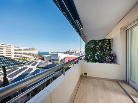 Frontline Beach Modern 2-Bedroom Apartment in Puerto Banús with Terrace & Luxury Amenities