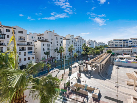 Frontline Beach Modern 2-Bedroom Apartment in Puerto Banús with Terrace & Luxury Amenities