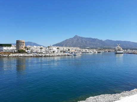 Frontline Beach Modern 2-Bedroom Apartment in Puerto Banús with Terrace & Luxury Amenities