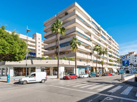 Frontline Beach Modern 2-Bedroom Apartment in Puerto Banús with Terrace & Luxury Amenities