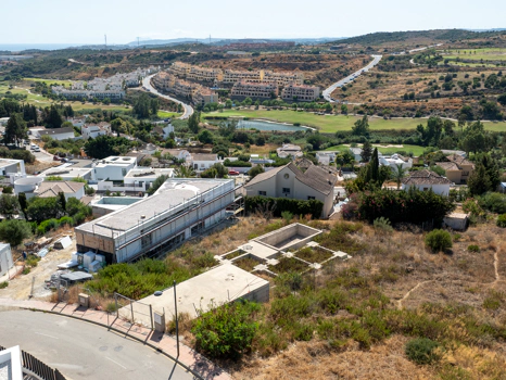 Plot with project and structure in Estepona with sea and golf views