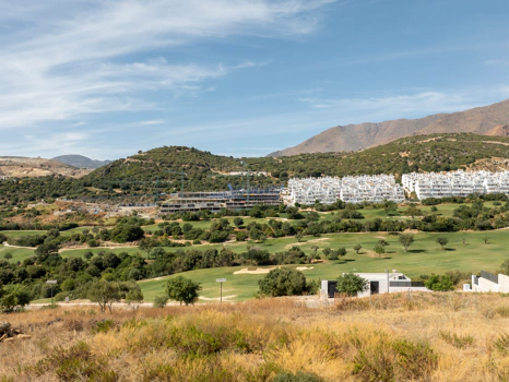 Plot with project and structure in Estepona with sea and golf views