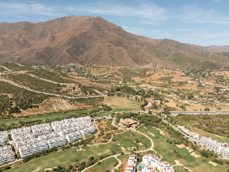 Plot with project and structure in Estepona with sea and golf views