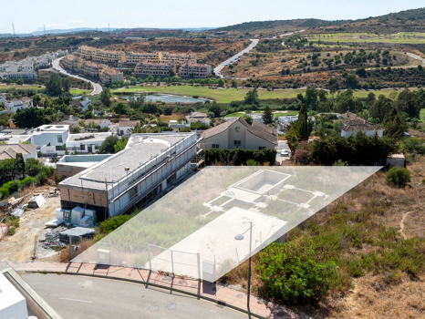 Plot with project and structure in Estepona with sea and golf views