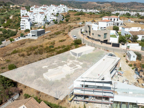Plot with project and structure in Estepona with sea and golf views