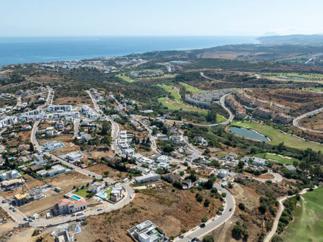 Plot with project and structure in Estepona with sea and golf views