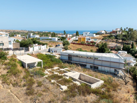 Plot with project and structure in Estepona with sea and golf views